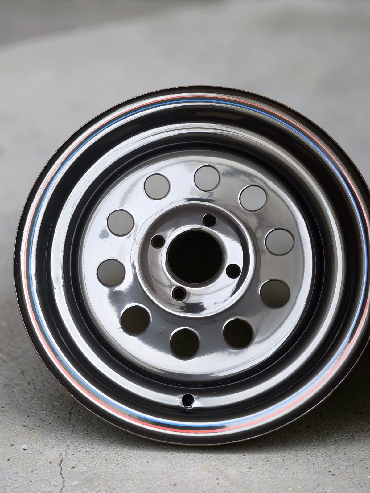 Llanta aro 13 4x100 modelo modular negra.
